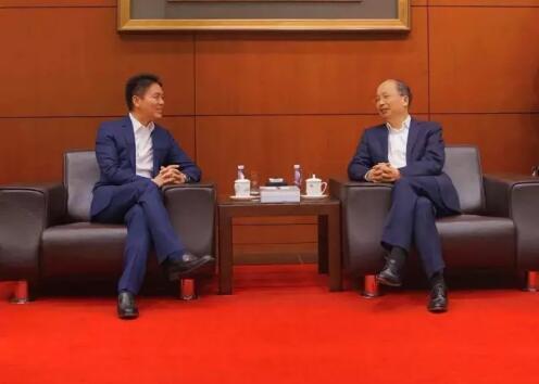 中國(guó)工商銀行董事長(zhǎng)易會(huì)滿(mǎn)和京東集團(tuán)董事局主席兼首席執(zhí)行官劉強(qiáng)東見(jiàn)證了雙方合作協(xié)議的簽署。 