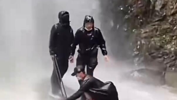 暴雨天打卡瀑布出什么片？ 警示教育片！