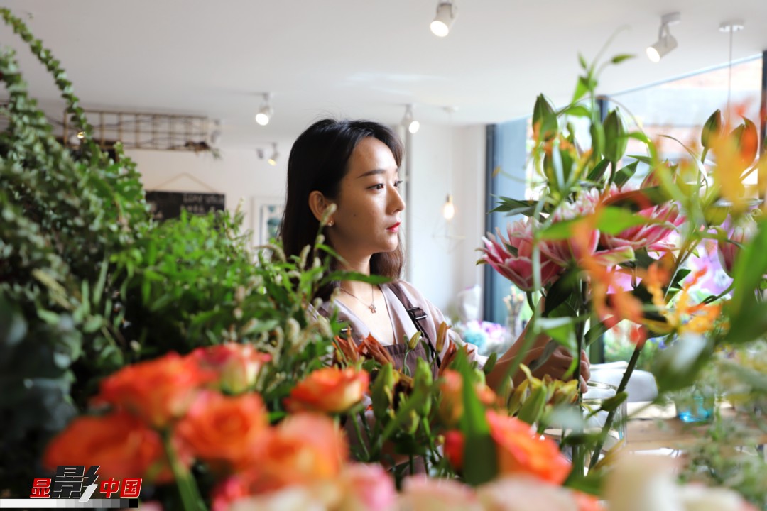 每天和花打交道是一個幸福的職業(yè)，但同時也充滿壓力和挑戰(zhàn)，“花在呈現(xiàn)給客人的那一瞬間是美好的，但前面的每一個步驟都是很辛苦的?！蓖趵桄抡f，花藝是最原始的手工藝產(chǎn)品，沒有辦法機(jī)械化、流程化和規(guī)?；?，必須要用雙手一點(diǎn)點(diǎn)地賦予其生命和美感。圖為王黎媛在挑選制作花束的鮮花。新華網(wǎng) 周亞平/攝 念新洪/文