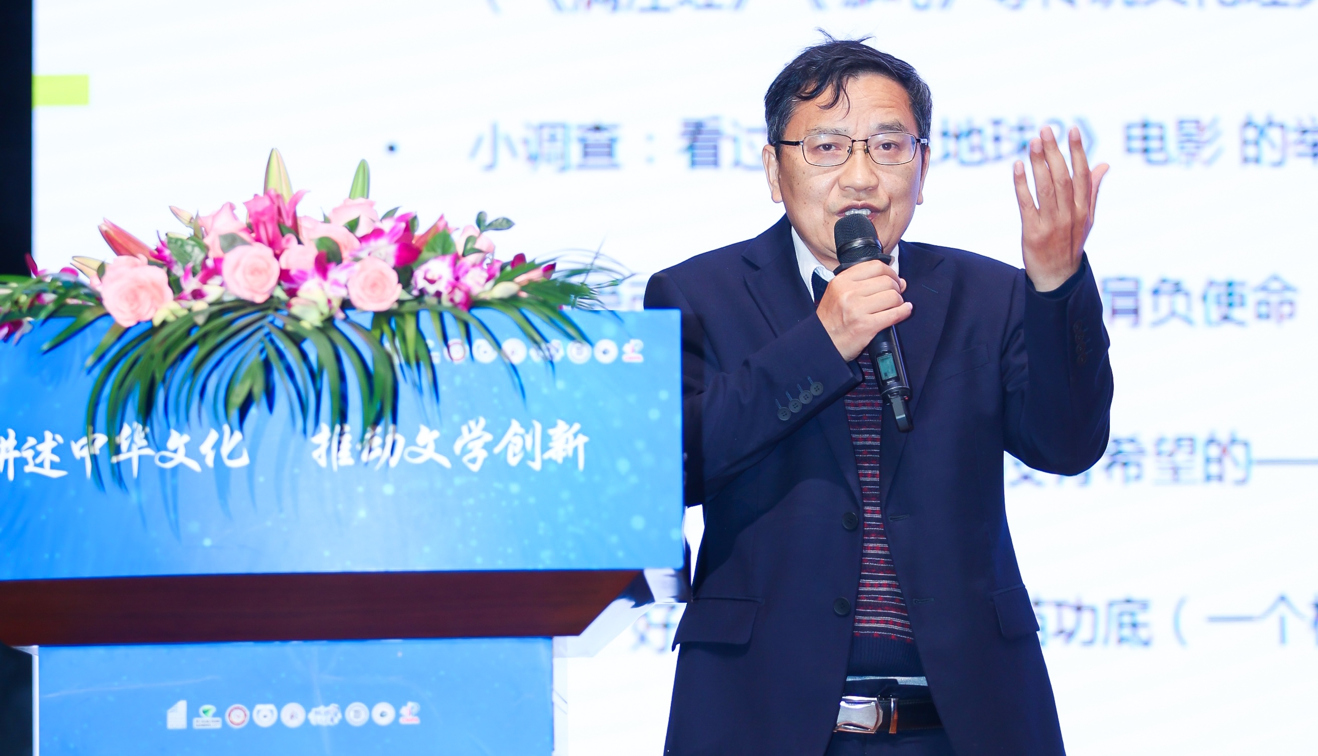 活動現(xiàn)場，“全國文學(xué)盛典名師大講堂”主講嘉賓謝晨為大家?guī)碇黝}講座